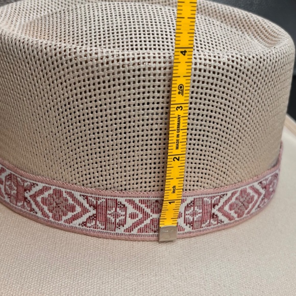 H18 Hat Gallero Style in Cream Color with Feather Medium - Picture 10 of 11